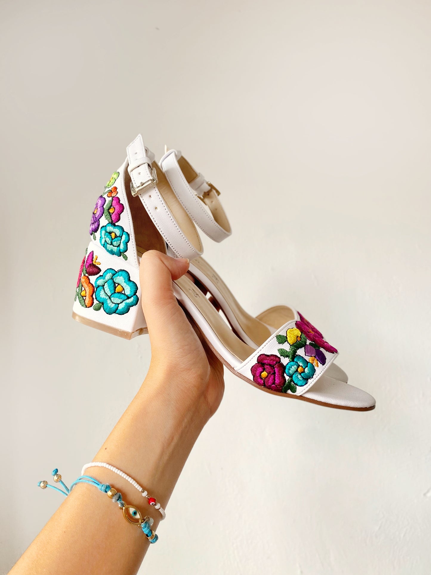 Lola Blanco 6cm. Tallas 23, 25 y 26.